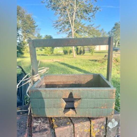 Distressed Wood Star Cutout Tote, Green - Picture 7 of 10